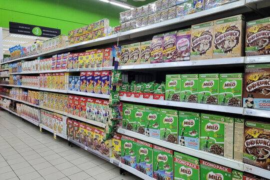 PENANG, MALAYSIA - 12 OCT 2023: A wide selection of flavored breakfast cereals is on display on the store shelves at Giant Grocer store in Penang.
