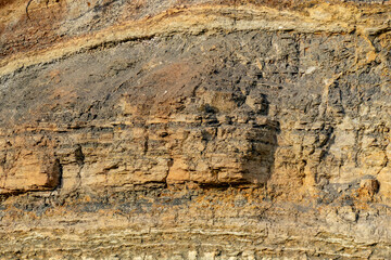 Gesteinsschichten an einer natürlichen Böschung