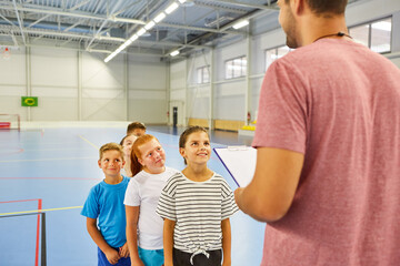 Obraz premium Teacher talking to students during gym class