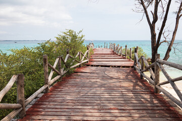 Ponte velha para o mar