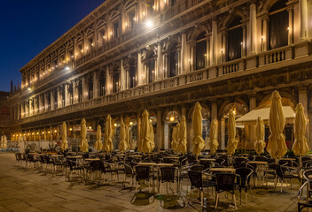 Naklejka premium night in St. Mark's square, cafe, Venice