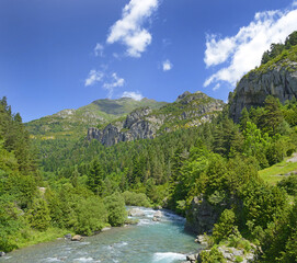 Fototapeta na wymiar Valley of Bujaruelo and Ara river, in the Aragonese Pyrenees, Huesca, Spain