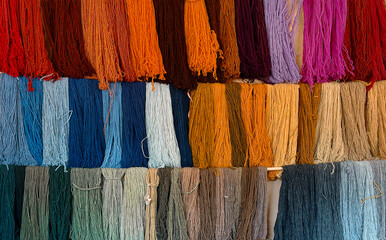 Hilos de lana naturales teñidos de colores distintos, para bordar y tejer. Oaxaca, México cultura...