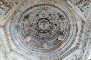 Obraz premium The interior is stunning, with unique carvings on the ceiling and columns. Marble carving decoration at the Jain temple in Ranakpur, Rajasthan, India.