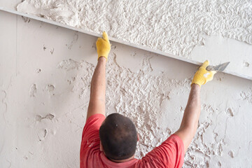 Wall plastering. Plasterer levels the walls with gypsum plaster using an aluminum plaster rule after machine application. - obrazy, fototapety, plakaty