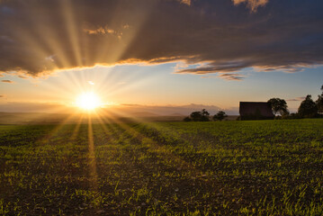 Die letzten Sonnenstrahlen bei stark bew&ouml;lktem Himmel