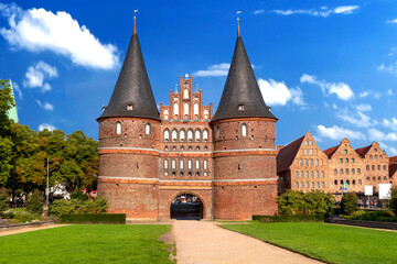 Holstentor der Hansestadt Lübeck in Schleswig-Holstein, Deutschland - obrazy, fototapety, plakaty