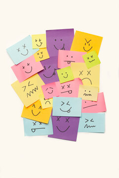 Post it de colores  con emoticonos sobre un fondo blanco aislado. Vista superior y de cerca. Copy space. Formato vertical