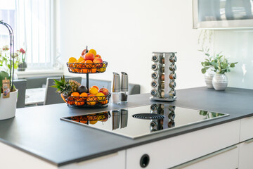 Moderne Küche mit Obstschale und buntem Obst