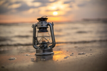 波とオイルランタン