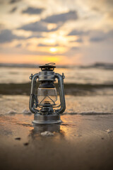 波とオイルランタン