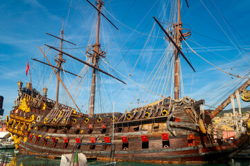  Barco pirata galeón Neptuno en Génova, Italia. - obrazy, fototapety, plakaty