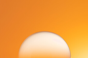Fondo abstracto con simil de puesta de sol, con fondo naranja y esfera de color blanco 