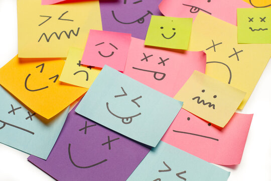 Post it de colores con emoticonos sobre un fondo blanco aislado. Vista superior y de cerca.