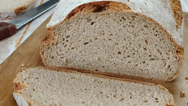miche de pain complet tranch&eacute;, en gros plan