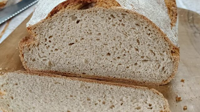 miche de pain complet tranch&eacute;, en gros plan