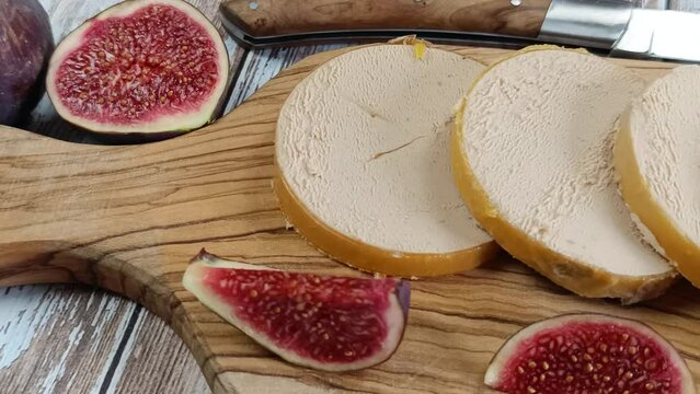 tranches de foie gras, en gros plan, sur une planche &agrave; d&eacute;couper