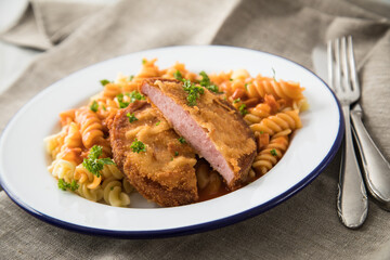 Jägerschnitzel nach DDR GDR Rezept mit Jagdwurst paniert, Spirelli Fusilli Nudeln, Tomatensoße,...