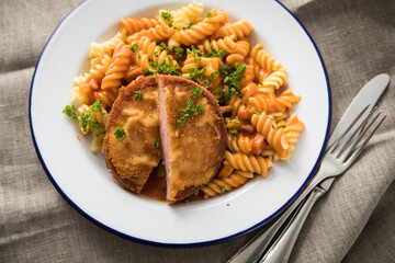 Jägerschnitzel nach DDR Rezept mit Jagdwurst paniert, Spirelli Fusilli Nudeln, Tomatensoße,...