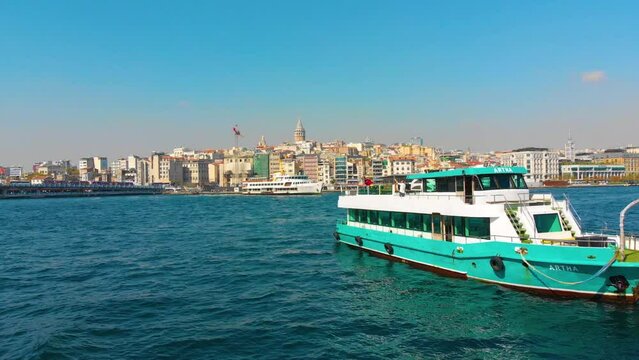 Istanbul Reise Tourismus mit  Schiff, Boot, F&auml;hre auf dem Bosporus in T&uuml;rkei mit Ausblick auf Altstadt islamische Moschee, Minarett, Hafen, Galata Turm, Besiktas, Restaurants, Sehensw&uuml;rdigkeiten 4k