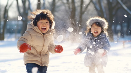 冬と子ども、雪遊びする日本人の女の子 - obrazy, fototapety, plakaty