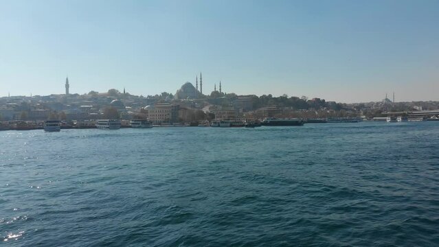 Istanbul Reise mit dem Schiff, Boot, F&auml;hre auf dem Bosporus in der T&uuml;rkei mit Ausblick auf Altstadt islamische Moschee, Minarett, Hafen, Basar Emin&ouml;n&uuml;, Besiktas, Restaurants, Sehensw&uuml;rdigkeiten 4k