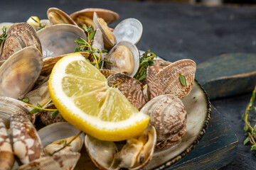 Steamed vongole with lemon, close-up