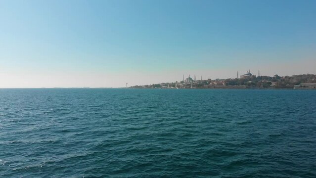 Istanbul Reise Tourismus mit dem Schiff, Boot, F&auml;hre auf dem Bosporus in der T&uuml;rkei mit Ausblick auf Altstadt, islamische Moscheen, Minarett, Hafen, Restaurants Hotels in 4k