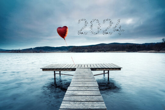 roter Herzballon am Steg