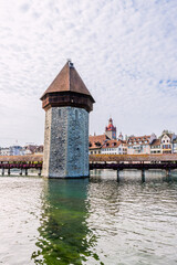 Pont couvert passant au dessus du Reuss dans la ville de Lucerne en Suisse