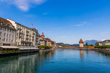 Pont couvert passant au dessus du Reuss dans la ville de Lucerne en Suisse