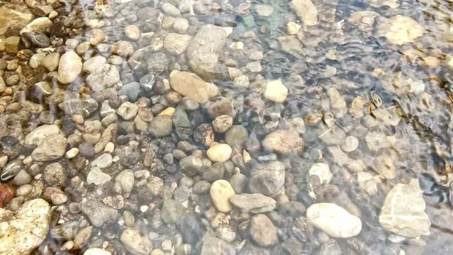 klares seichtes Wasser Fluss, Erfrischung, rein, fliessen, Kieselsteine, Grund, Str&ouml;mung
