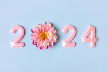 Foto auf Acrylglas Pink numbers and pink dahlia flowers on a blue background. 2024 new year idea concept. Simple and clean design Happy New Year 2024 and Merry Christmas. Flat lay © Katya Slavashevich