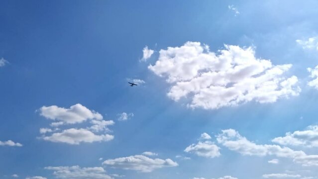 historisches Propellerflugzeug fliegt langsam am blauen Himmel bei prallem Sonnenschein, Propellermaschine
