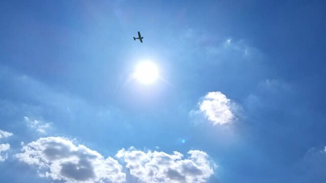 historisches Flugzeug fliegt langsam am blauen Himmel bei prallem Sonnenschein, Propellermaschine, Zeitlupe