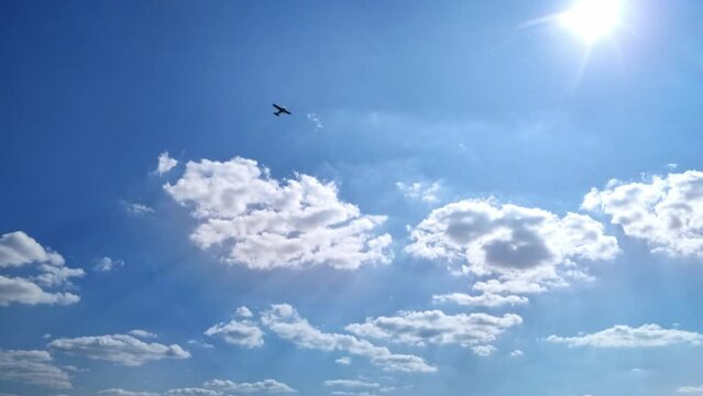 historisches Propellerflugzeug fliegt langsam am blauen Himmel bei prallem Sonnenschein, Propellermaschine
