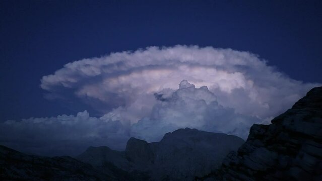 Temporale con fulmini in montagna
