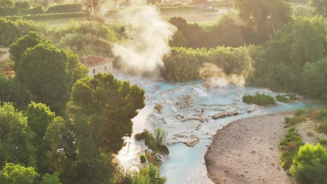 Veduta aerea delle terme di Saturnia in Toscana, Italia