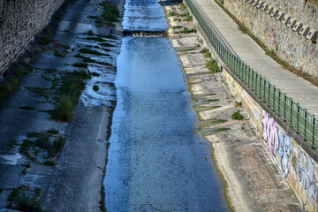 Wien, Wienfluss, Flussbett, Fluss, Wasser, begradigt, Wildwasser, Verbauung, Regulierung, reguliert, verbaut, Weg, Asphalt, verbaut, Stein, Beton, Geländer, seicht, Überschwemmungszone, Überschwemmung
