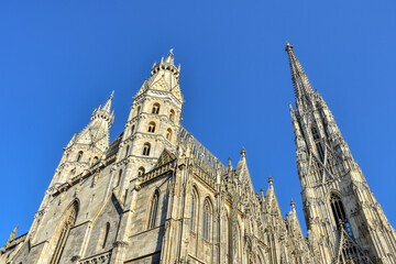 Wien, Stephansdom, Riesentor, romanisch, Portal, Eingang, Österreich, Westfassade, Turm, Türme, Heidentürme, Dom, Kathedrale, Kirche, Wahrzeichen, Denkmal, Denkmalschutz, Steffl, Gotik, gotisch, roman