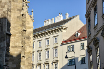 Fototapeta premium Wien, 1. Bezirk, Historisch, Herrenhäuser, Stadt, Zentrum, Altstadt, Haus, Herrenhaus, Mittelalter, Gasse, Hauptstadt, Stockwerk, Etage, Fenster, Fensterflügel, Fensterladen, Wand, Mauer, Fassade, eng
