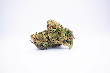 Dos ramas de marihuana o cogollos de cannabis verde con thc medicinal sobre fondo blanco aislado