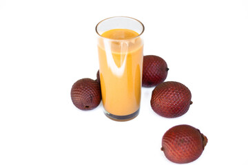 Jugo de aguaje y fruta de aguaje aislada sobre fondo blanco
