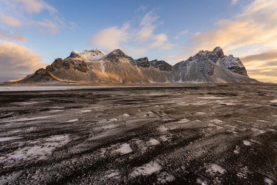 Sunlit Stokksnes mountains in Islandia