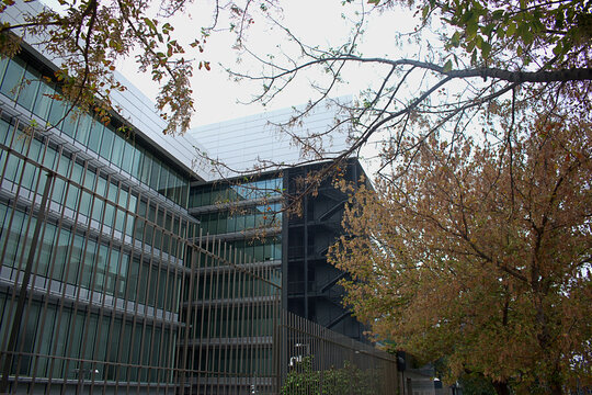 Edificios de oficinas en un d&iacute;a nublado