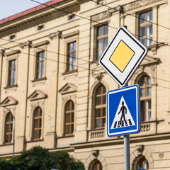 Obraz premium Main road and pedestrian crossing sign