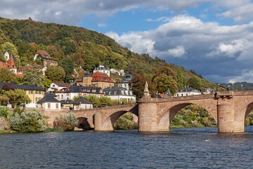 Alte Brücke über den Neckar bei Heidelberg, mit mit Villen am Hang des Heiligenbergs im östlichsten Teil des Stadtteils Neuenheim, Baden-Württemberg, Deutschland - obrazy, fototapety, plakaty
