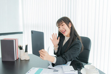 Obraz premium business woman working on the tablet ,discussing customer and checking business analytic document report working place in office.