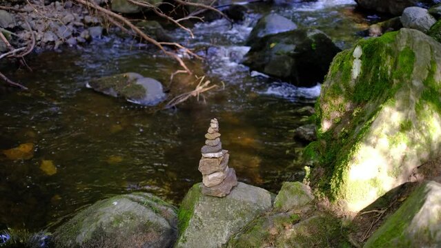 Steinm&auml;nnchen am Bach im Schwarzwald