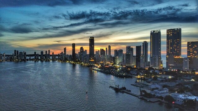 Atardecer sobre edificios
